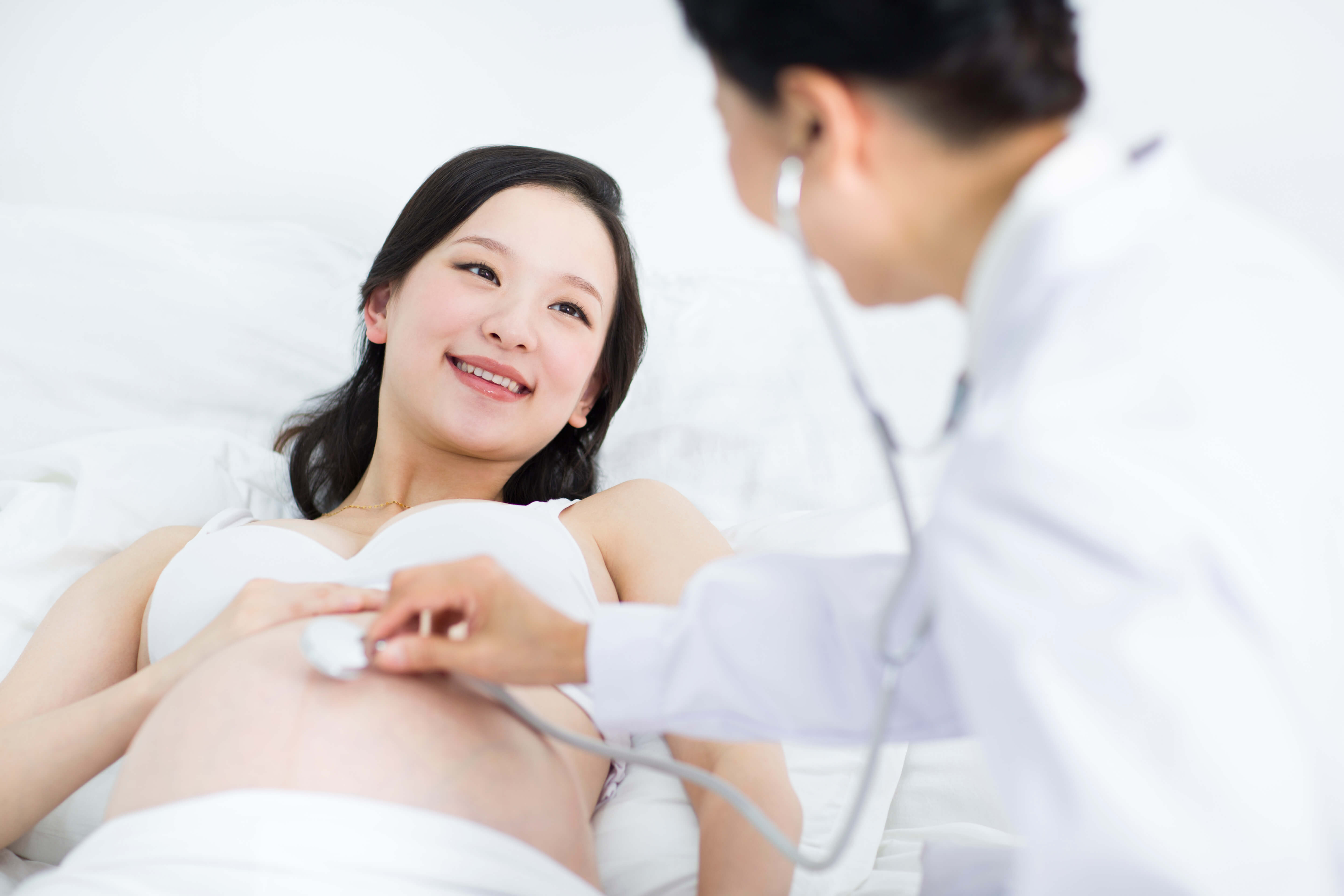doktor hamile kadını muayene ediyor