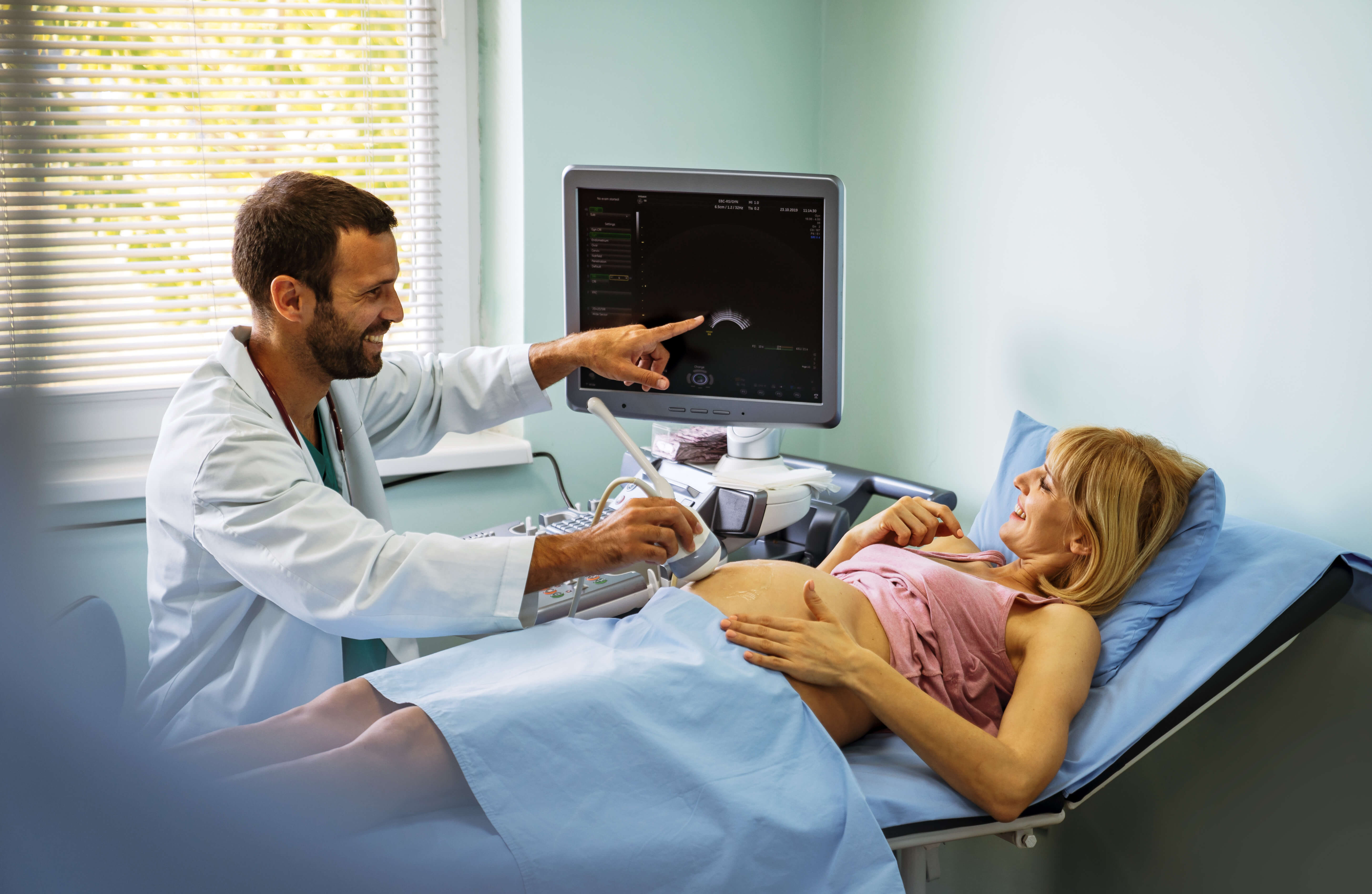 hamile kadın ilk ultrasonunu çektiriyor