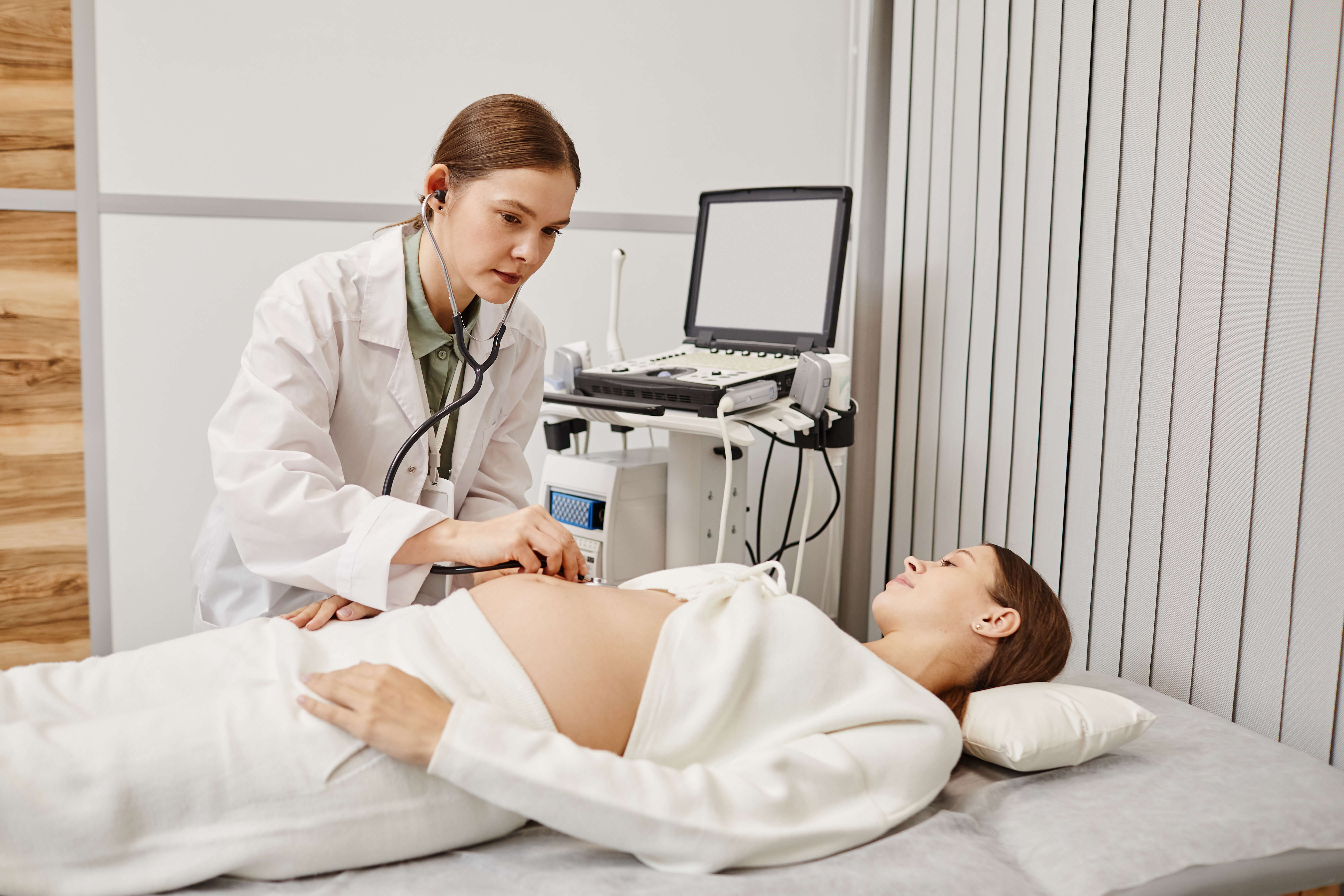 hamile kadın ultrasona giriyor