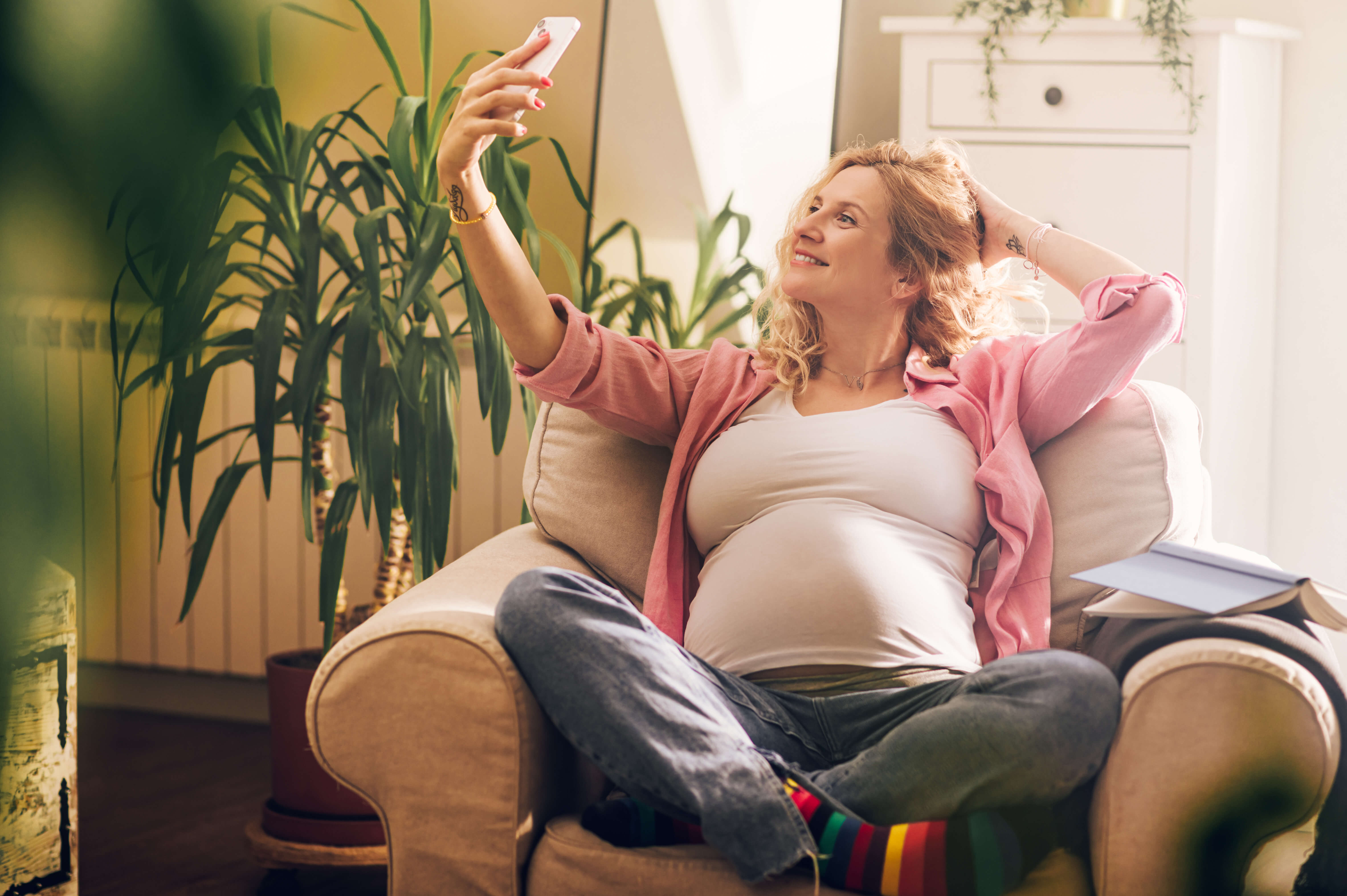 hamile kadın selfie çekiyor