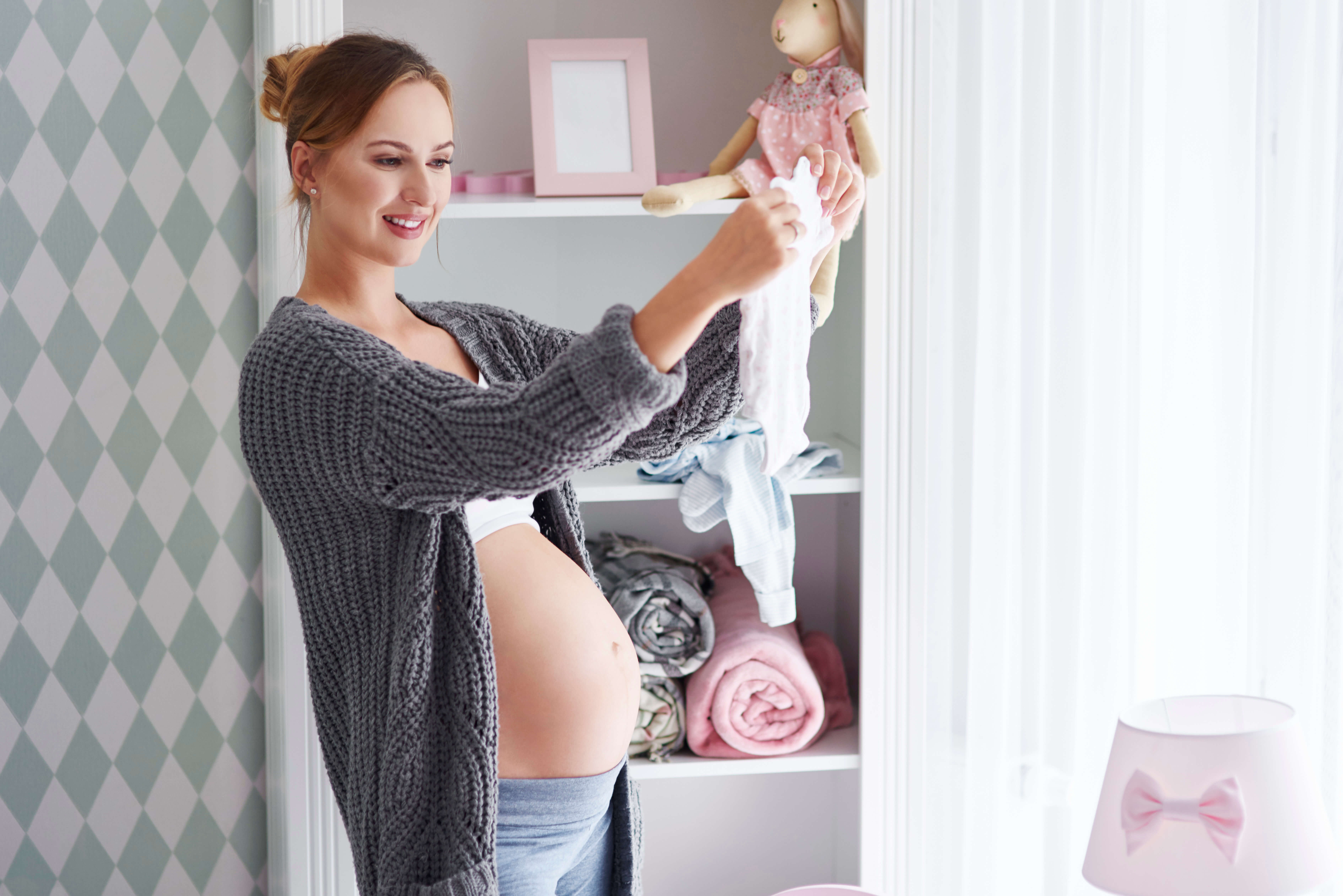 hamile kadın bebek odasını düzenliyor