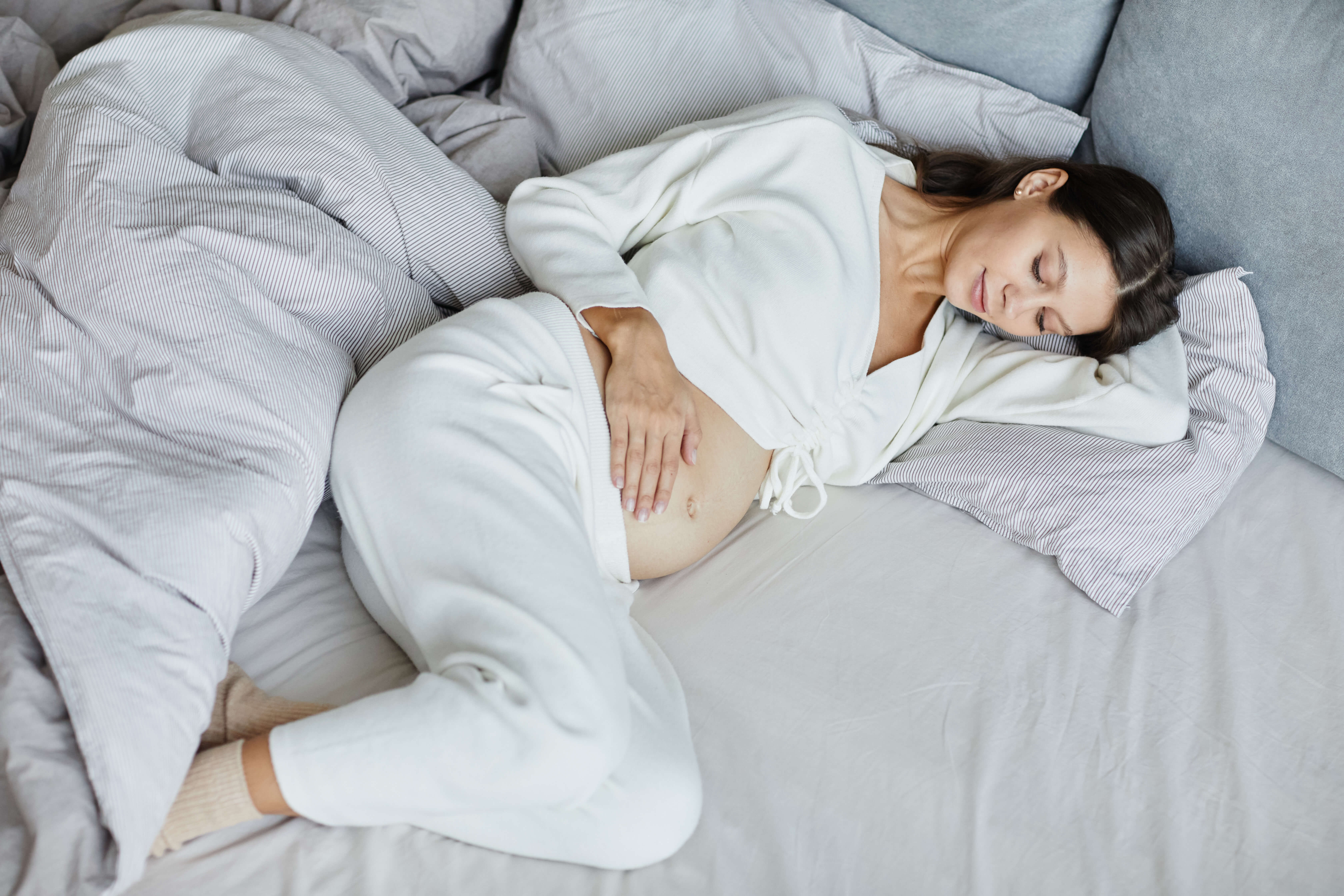 hamile kadın yatakta dinleniyor