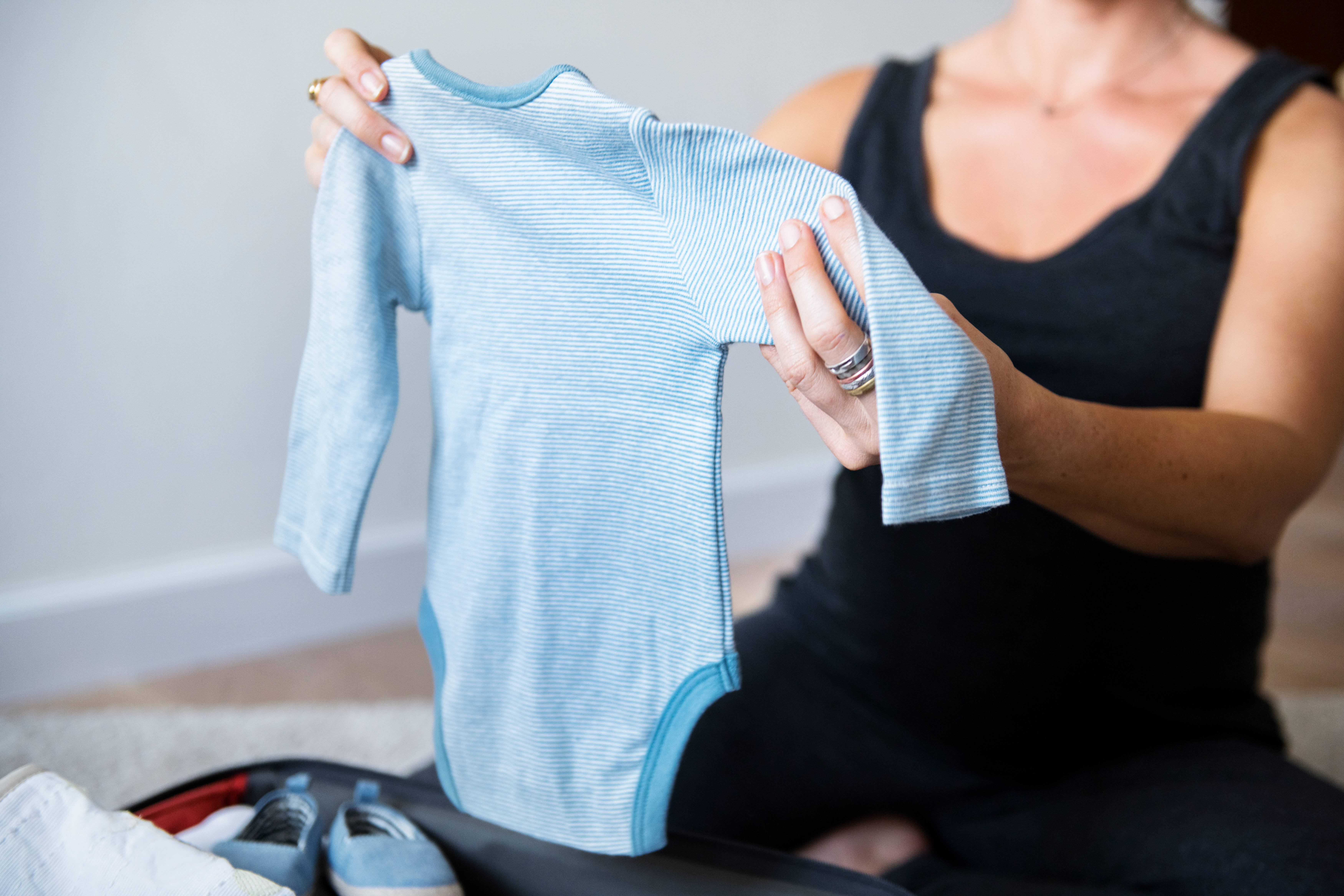 hamile kadın bebek kıyafetleri stokluyor