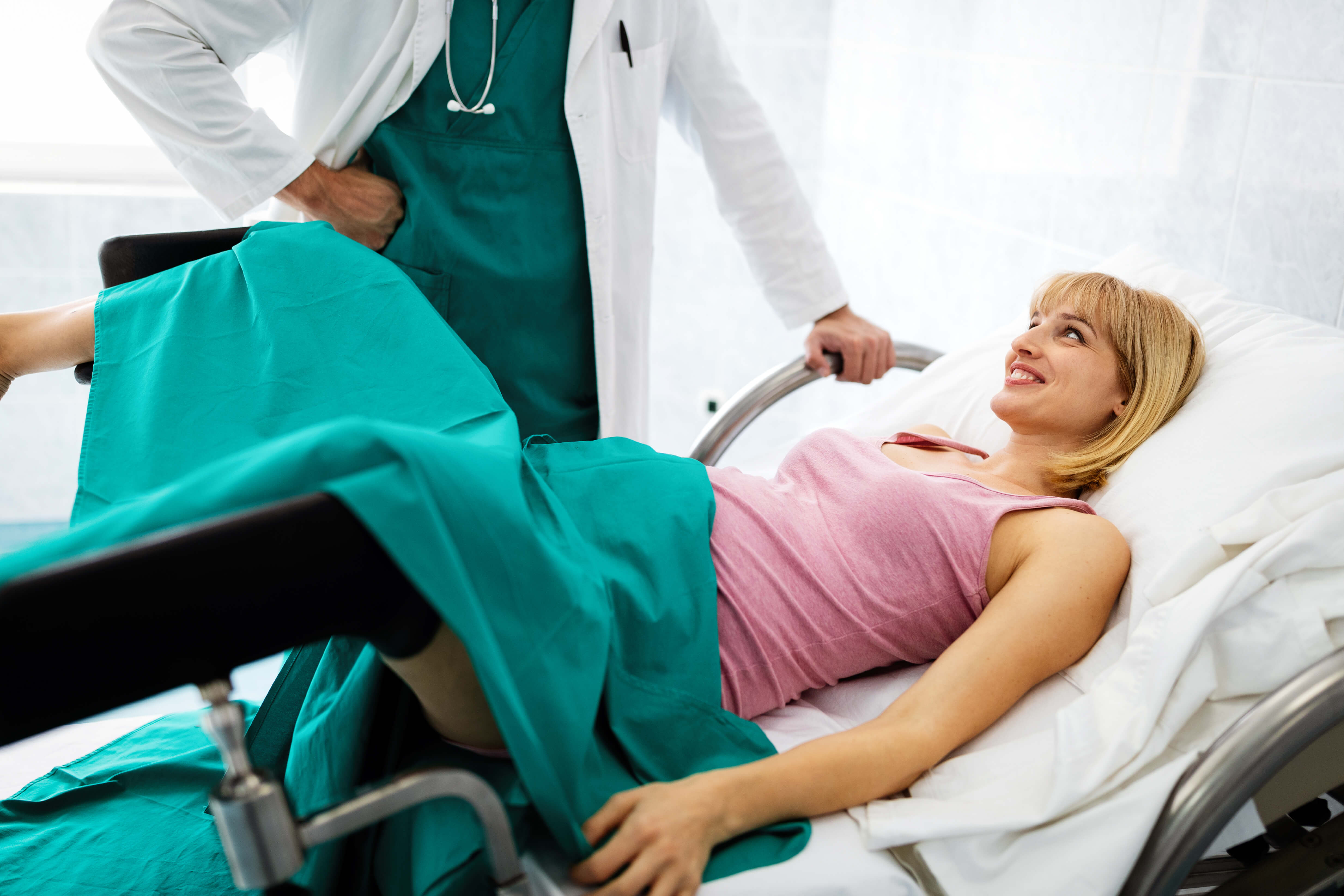 Hamile kadın doktor kontrolünde