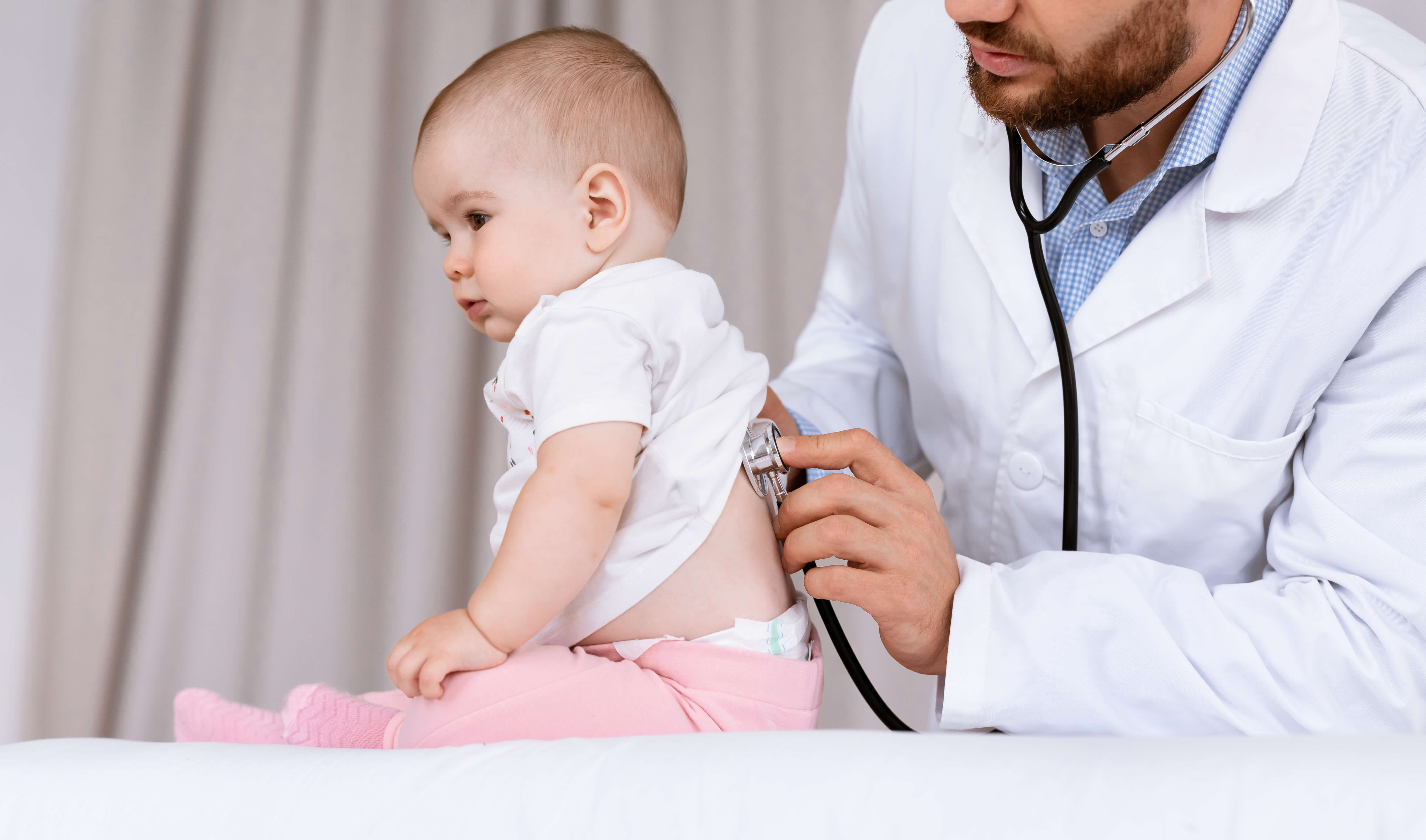 Doktor Bebeğin Ciğerlerini Dinliyor