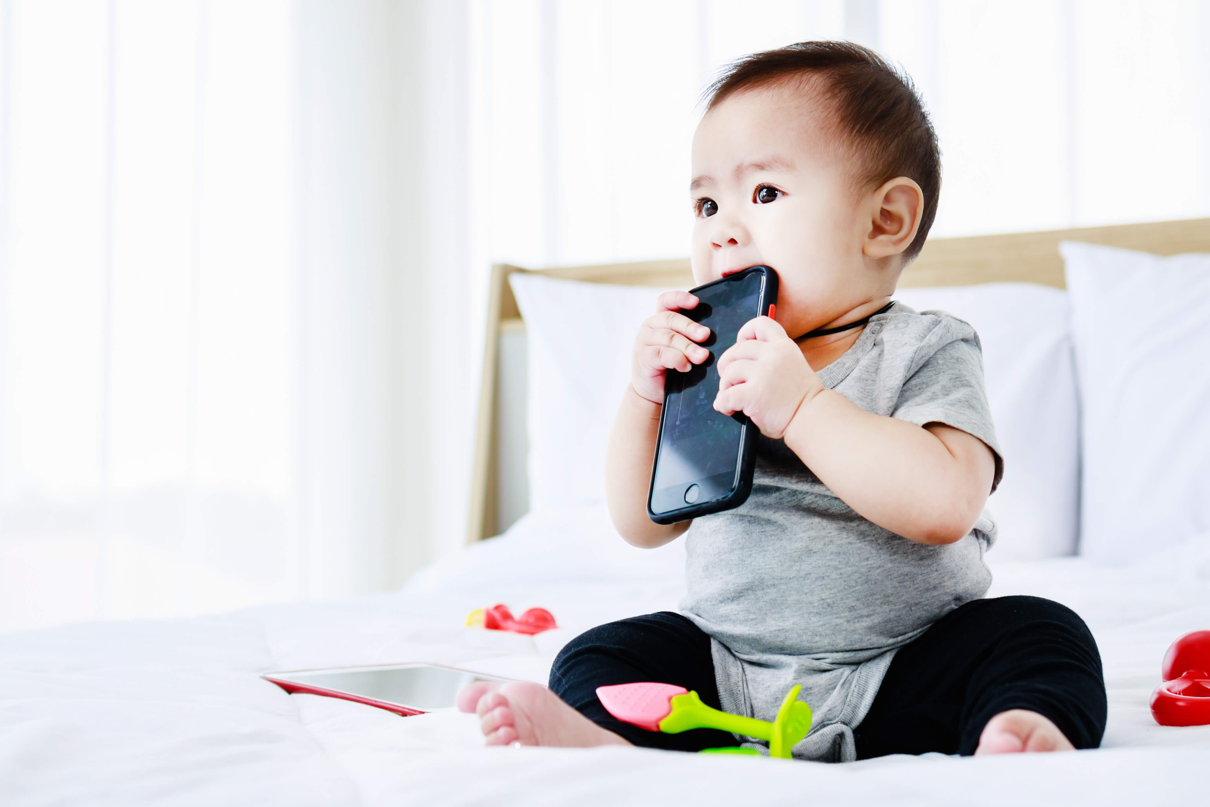 Zeki Bebek Telefonla Oynuyor
