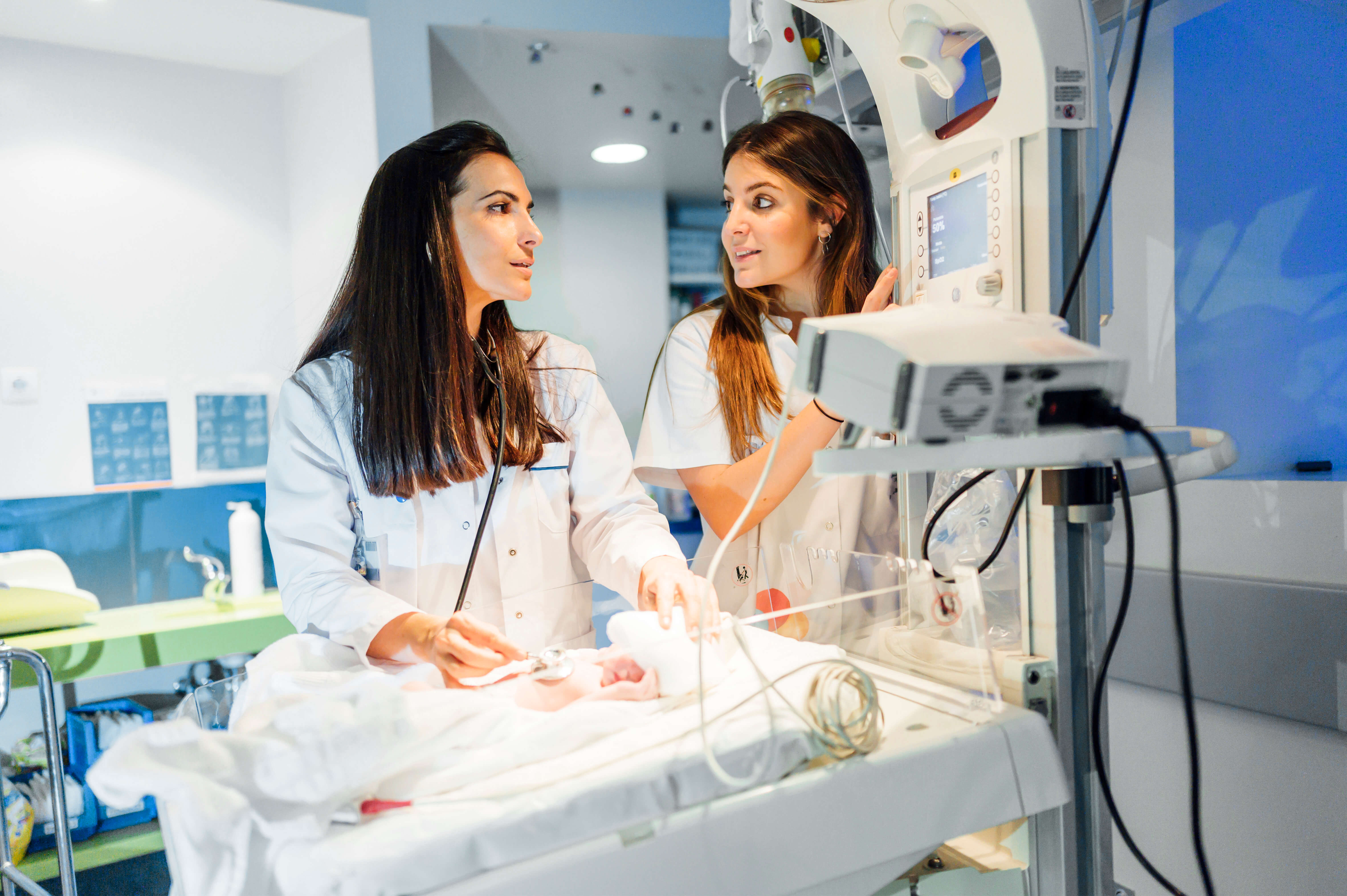 Doktor Prematüre Bebeğin Kalbini Dinliyor