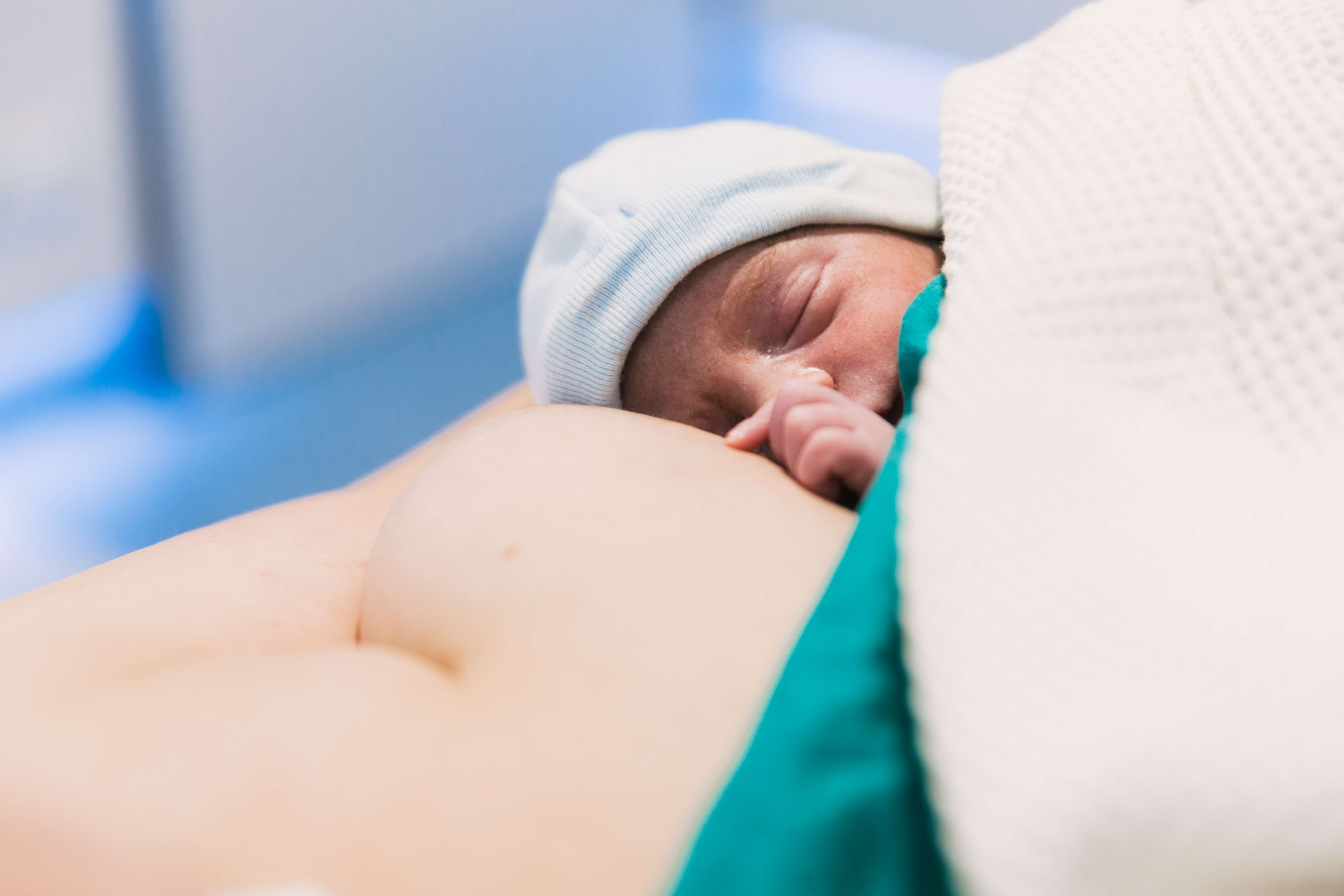 Prematüre Bebek Annesinin Göğsünde Uyuyor