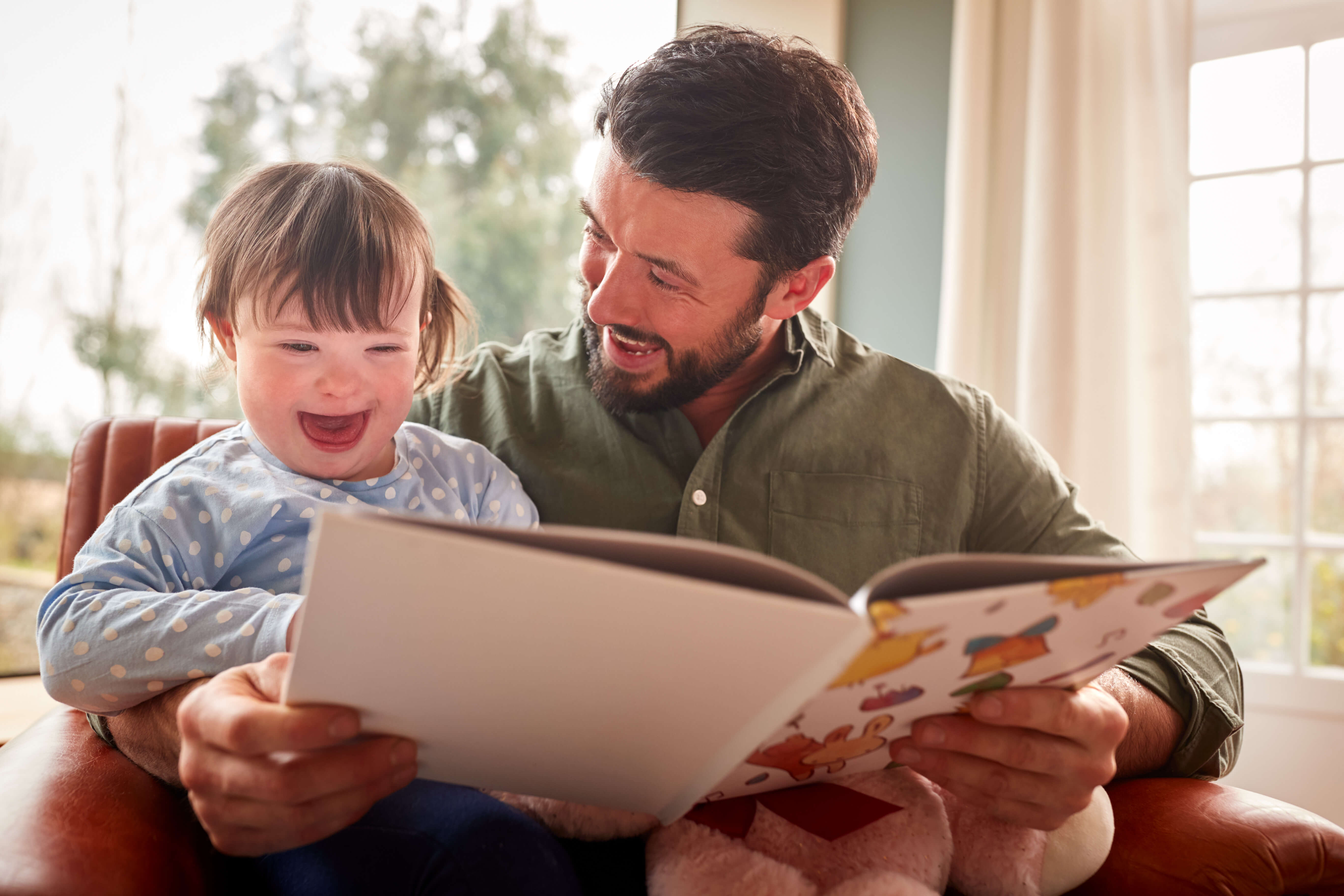 Down Sendromlu Kızıyla Kitap Okuyan Baba