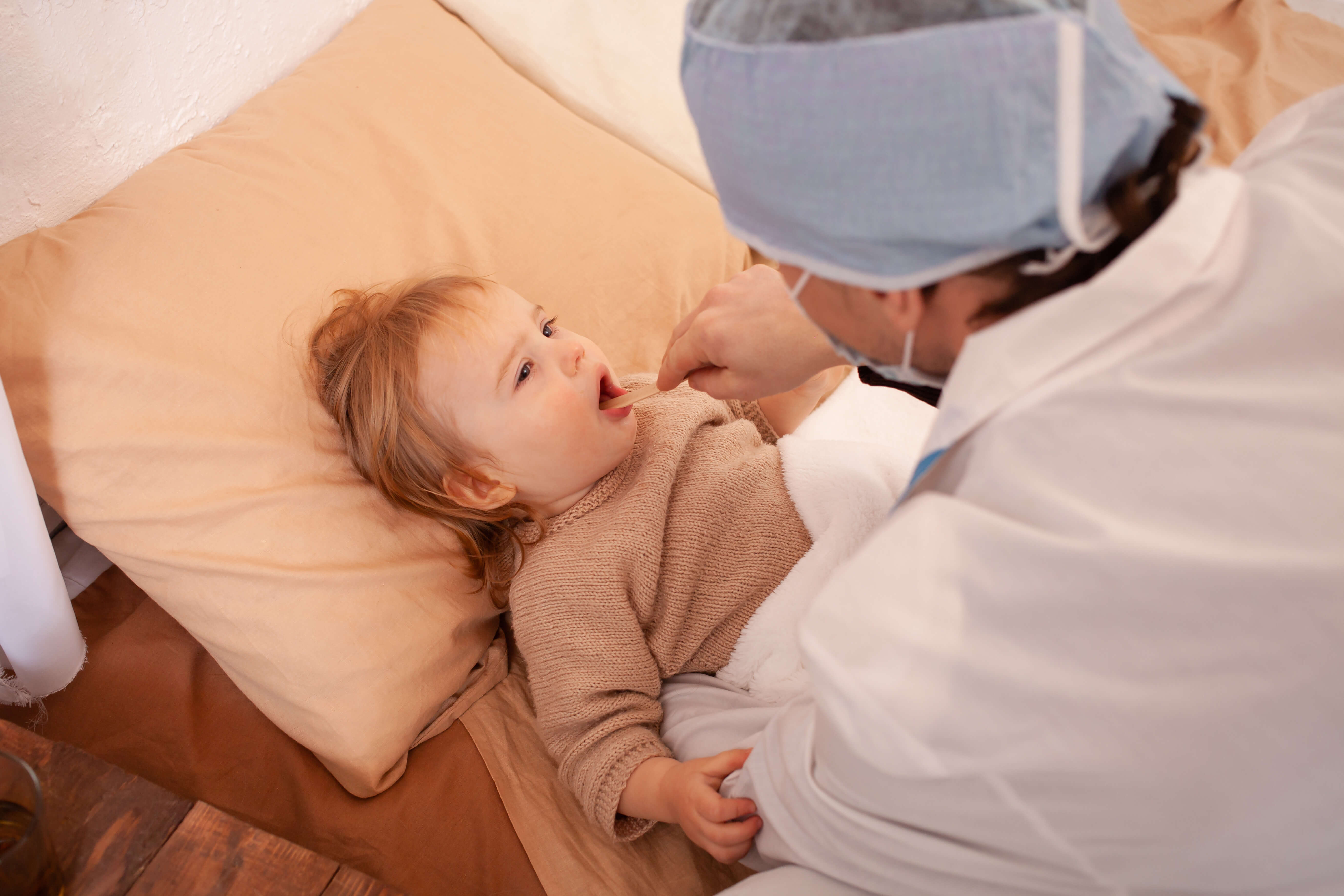 Doktor Bebeğin Boğazını İnceliyor